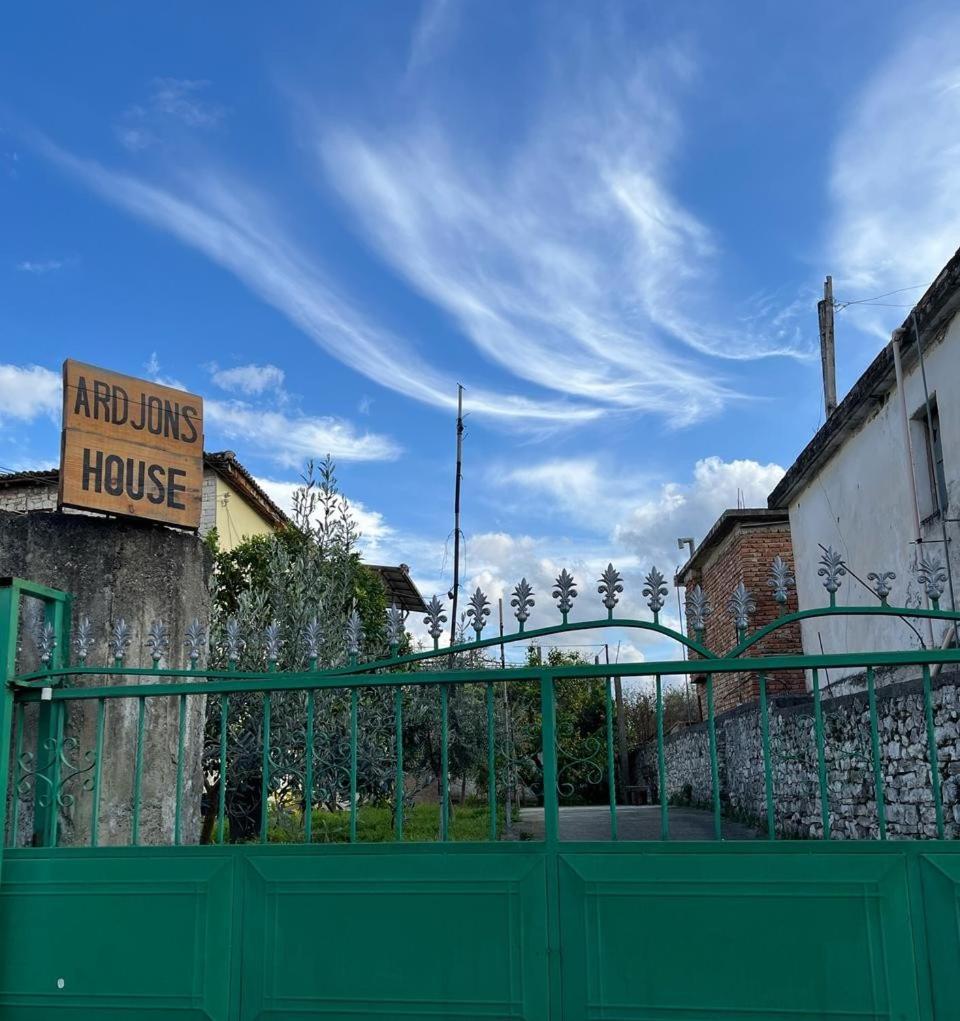Hostel Ardjon House *